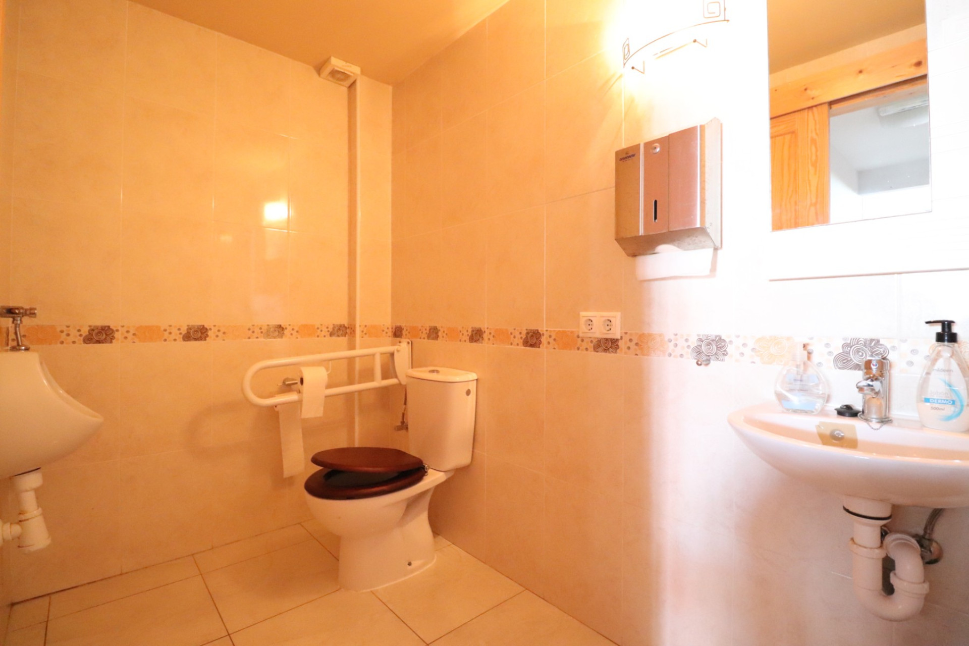 Herverkoop - Commercial (Leasehold) -
Algorfa - La Finca Golf Resort