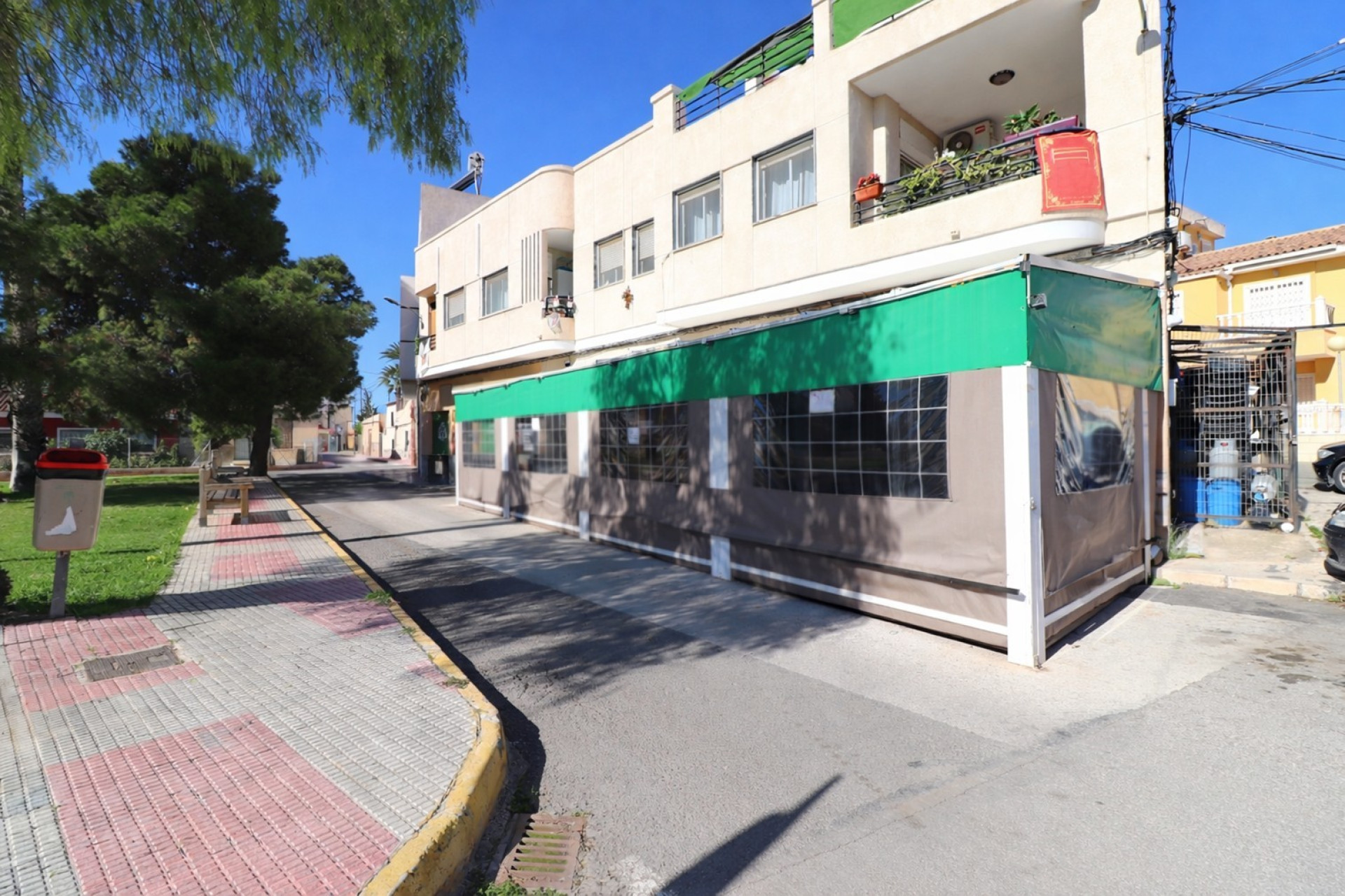 Herverkoop - Commercial (Leasehold) -
Catral - Catral - Town