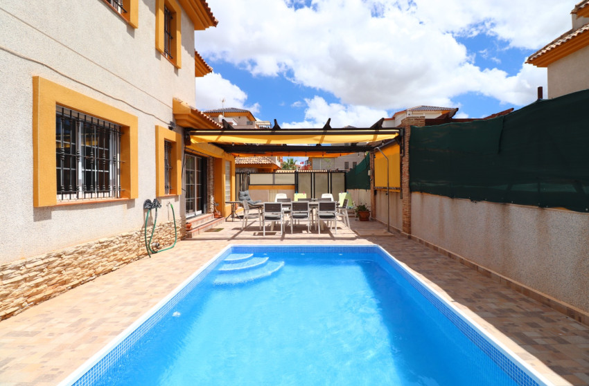 Herverkoop - Herenhuis -
Los Montesinos - La Herrada