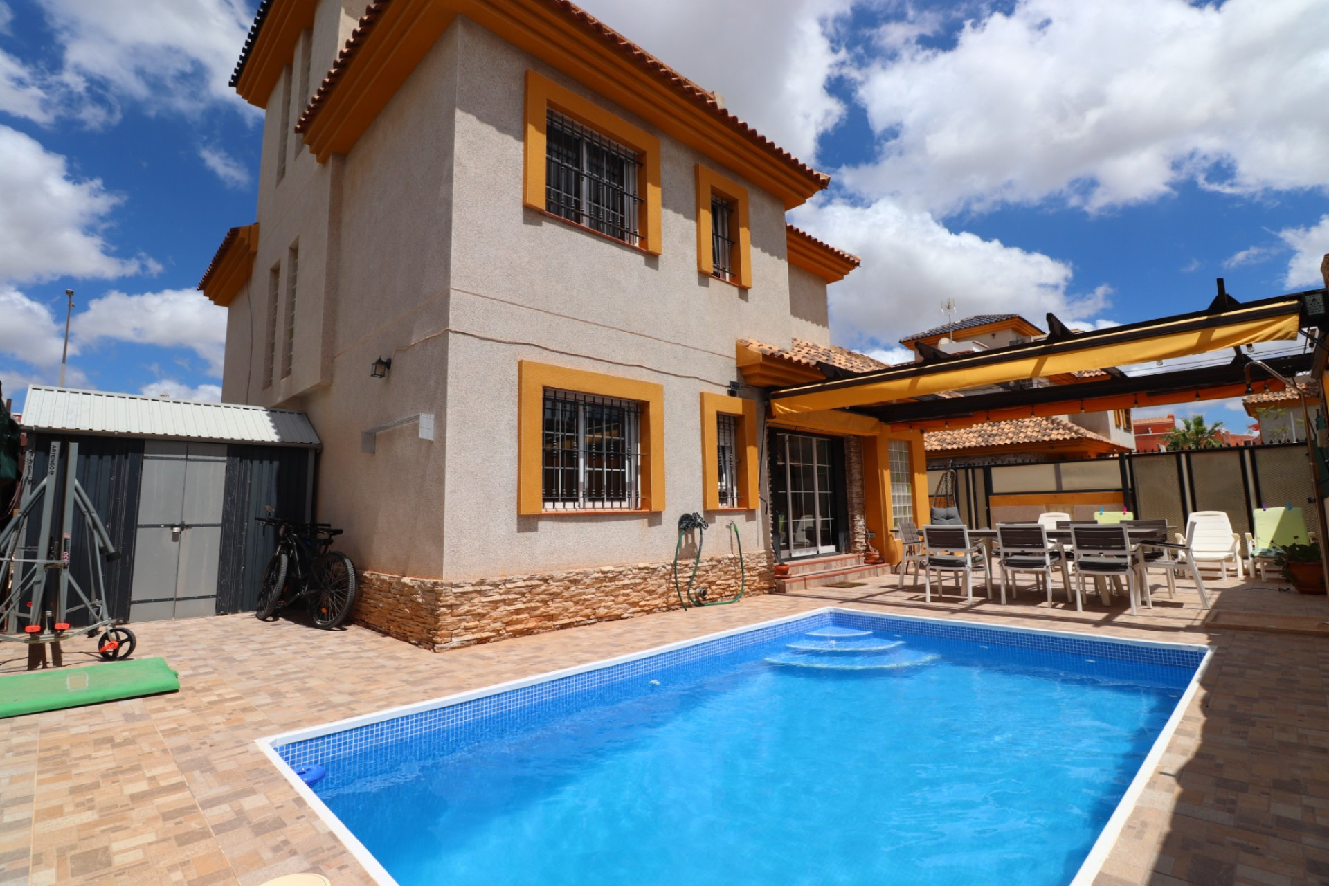 Herverkoop - Herenhuis -
Los Montesinos - La Herrada