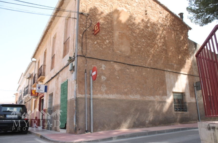 Herverkoop - Herenhuis -
Pinoso - calle lepanto