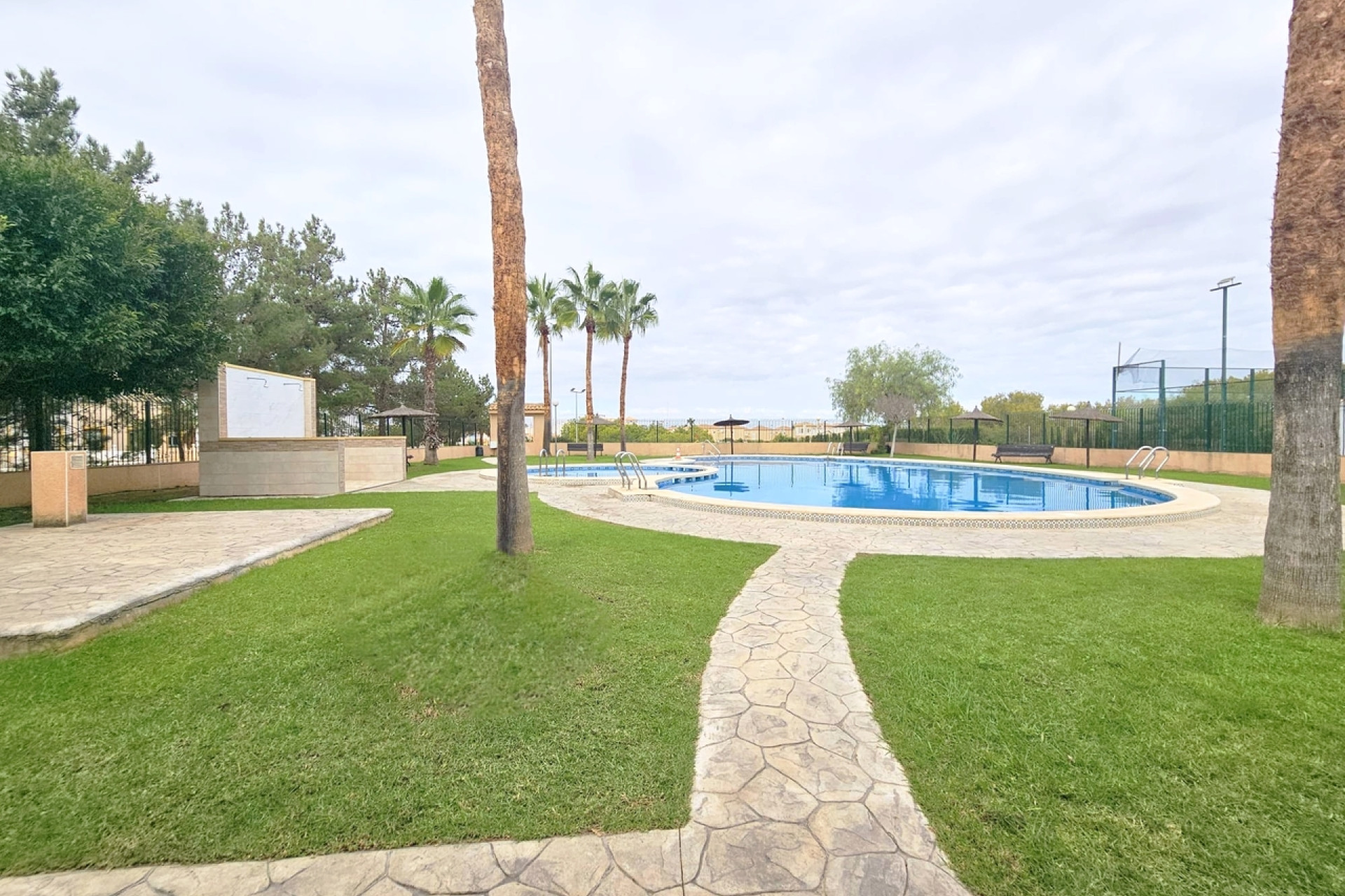 Herverkoop - Herenhuis -
Torrevieja - Los Altos
