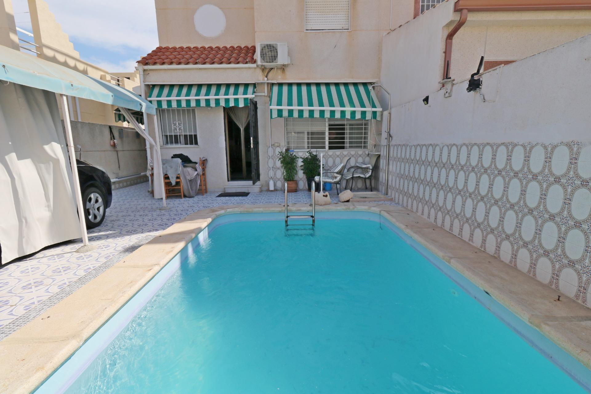 Herverkoop - Herenhuis -
Torrevieja - Torretas