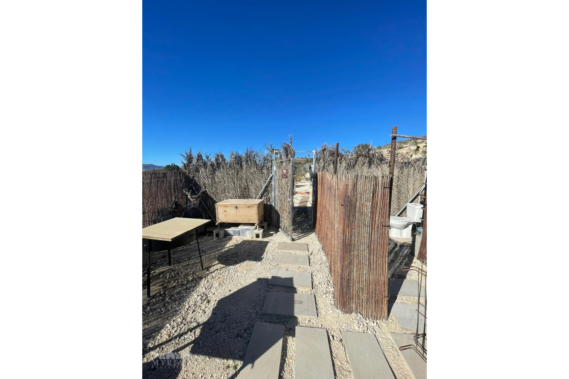 Herverkoop - Land -
Culebr&oacute;n - Culebr&oacute;n Alicante