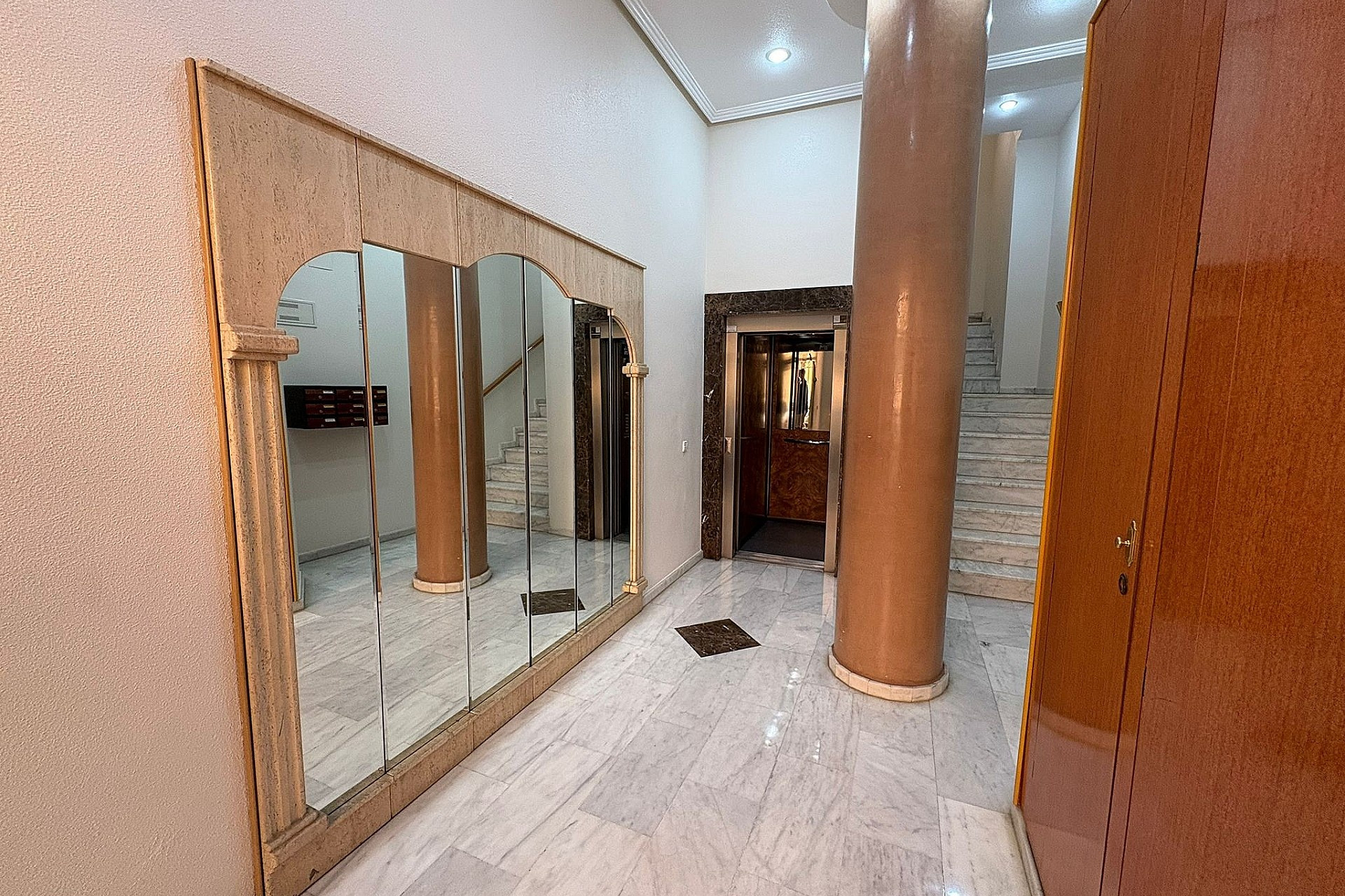 Herverkoop - Plat -
Petrer