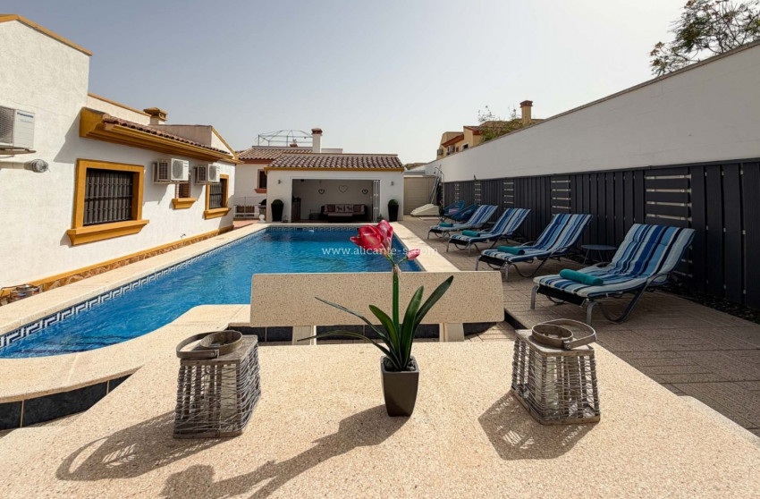 Herverkoop - Villa -
Hondón de las Nieves - Urbaniz La Montañosa