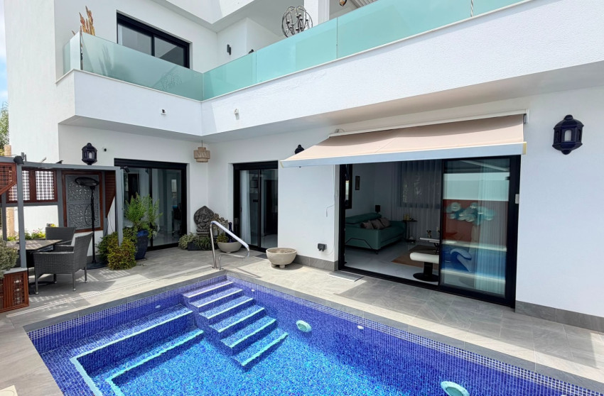 Herverkoop - Villa -
Los Montesinos - La Herrada
