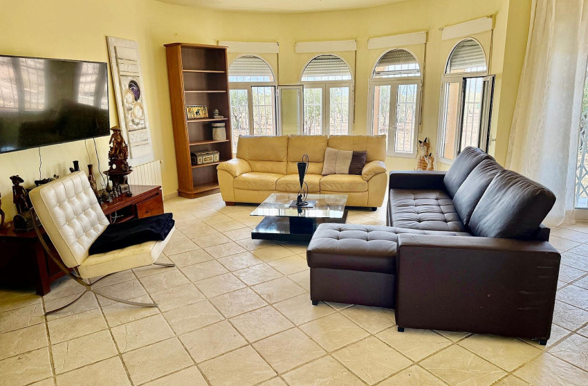 Herverkoop - Villa -
Onil