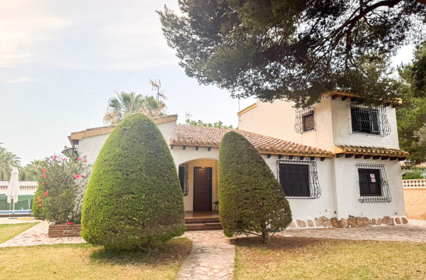 Herverkoop - Villa -
Orihuela Costa - Punta Prima