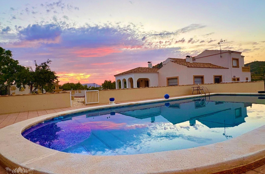 Herverkoop - Villa -
Pinoso - Pinoso Alicante