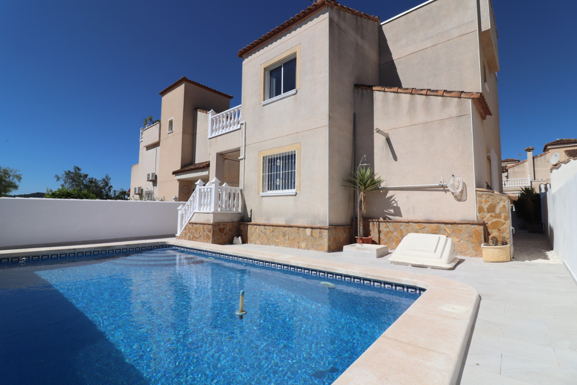 Herverkoop - Villa -
San Miguel de Salinas - Lake View Mansions