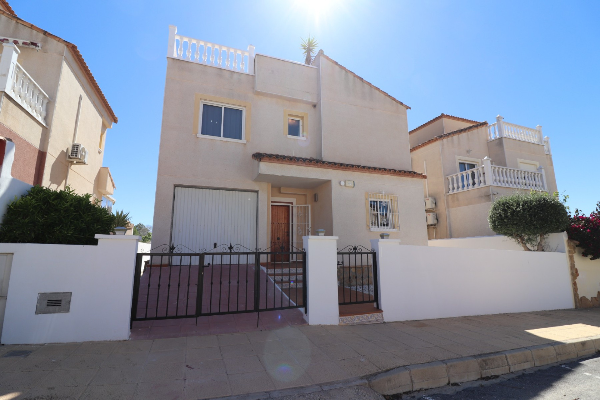 Herverkoop - Villa -
San Miguel de Salinas - Lake View Mansions