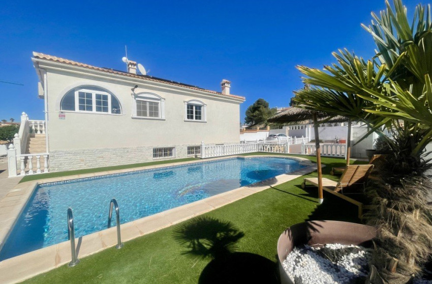 Herverkoop - Villa -
Urb. La Marina - Inland