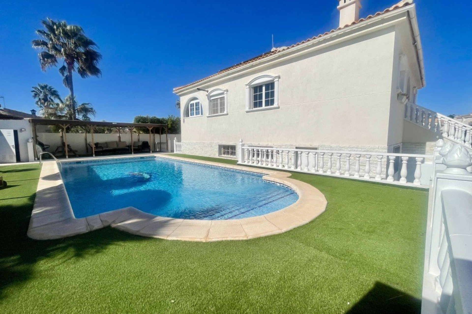 Herverkoop - Villa -
Urb. La Marina - Inland