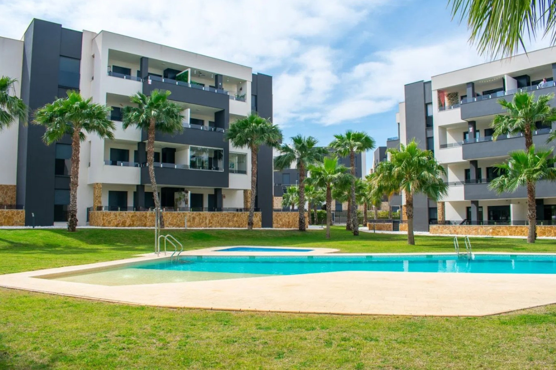 Resale - Apartment -
Los Almendros