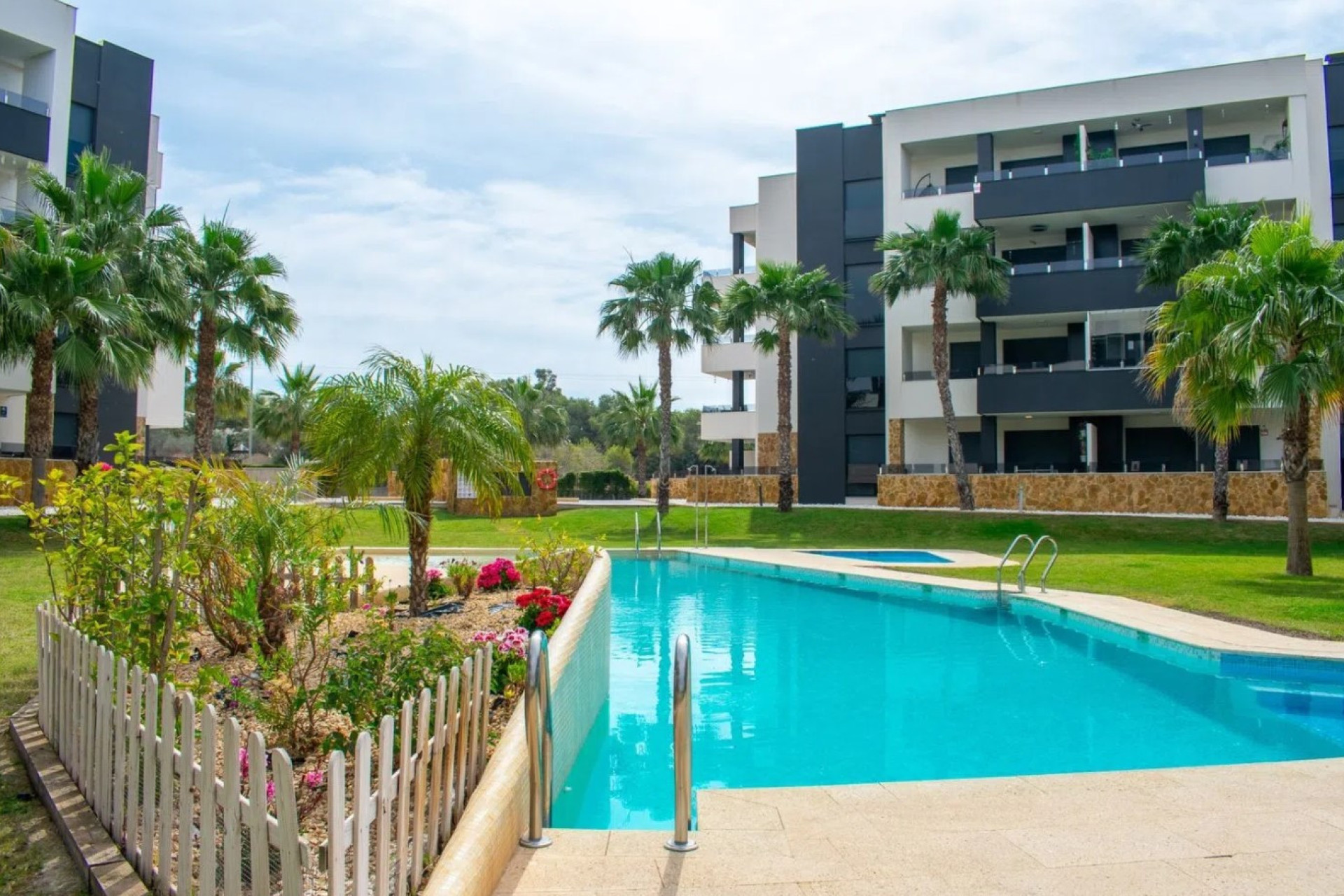 Resale - Apartment -
Los Almendros