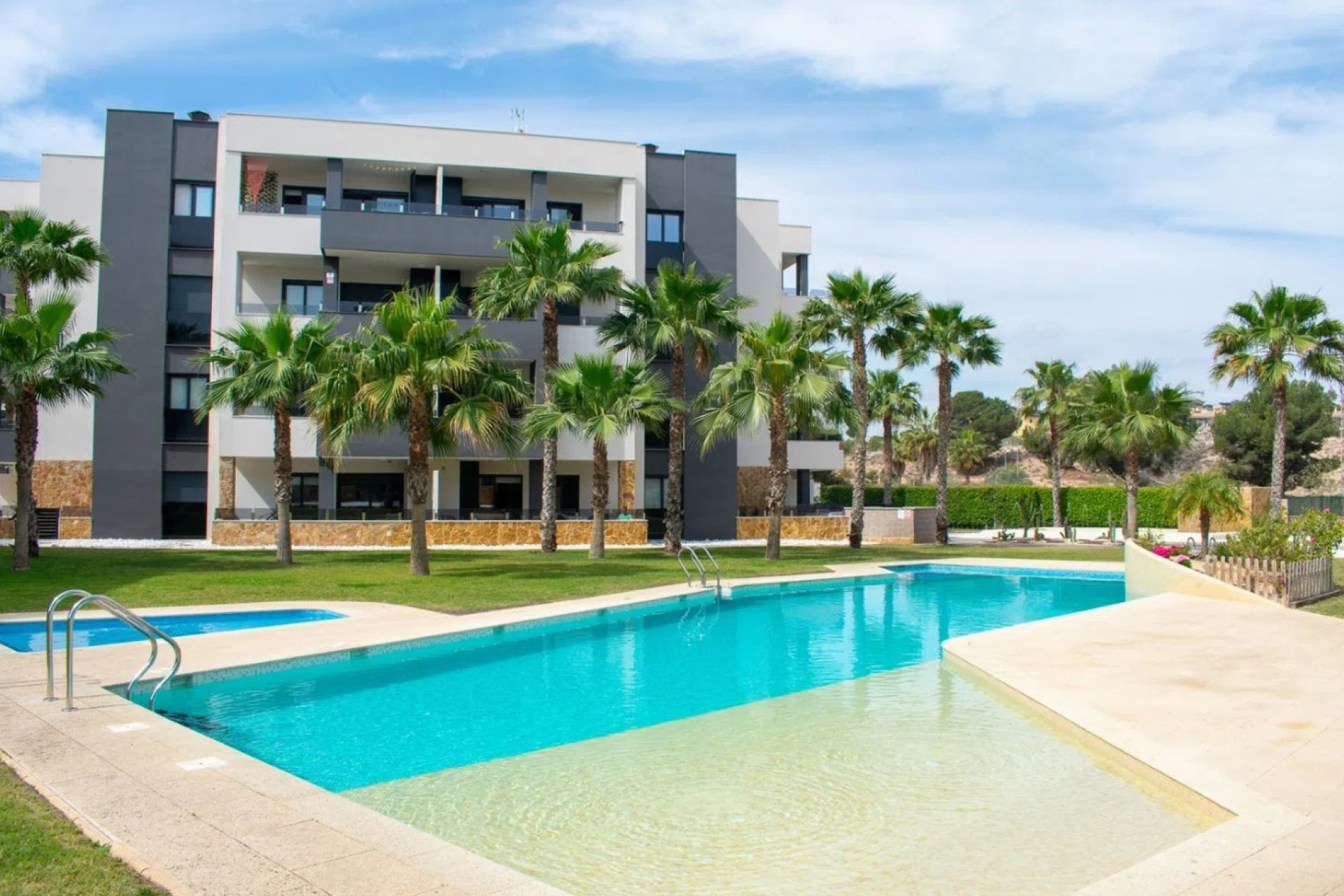 Resale - Apartment -
Los Almendros