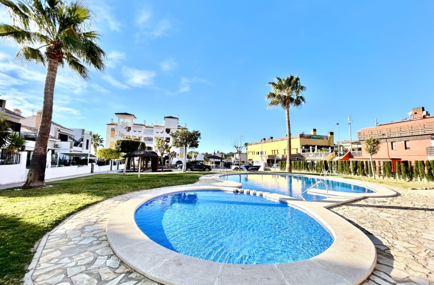 Resale - Apartment -
Villamartín