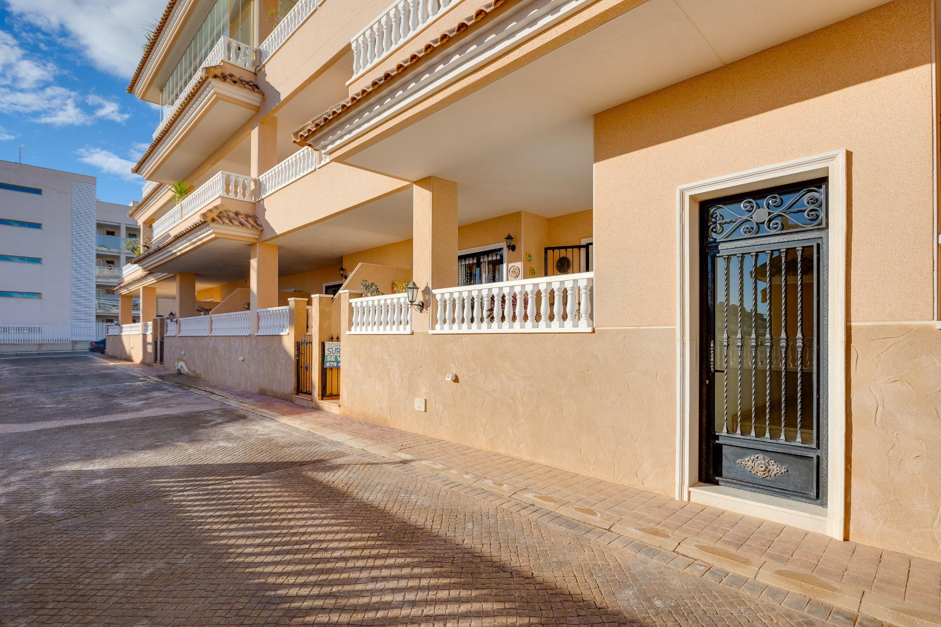 Resale - Bungalow -
Orihuela Costa - Los Dolses