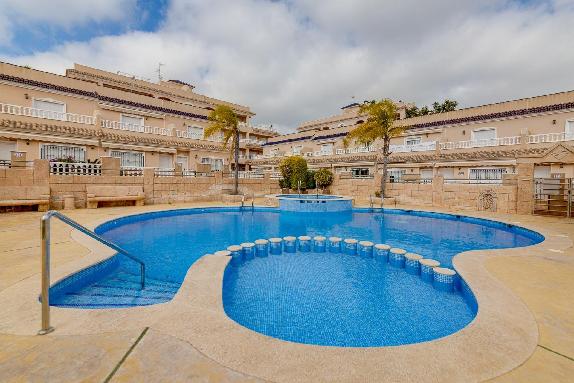 Resale - Bungalow -
Orihuela Costa - Los Dolses