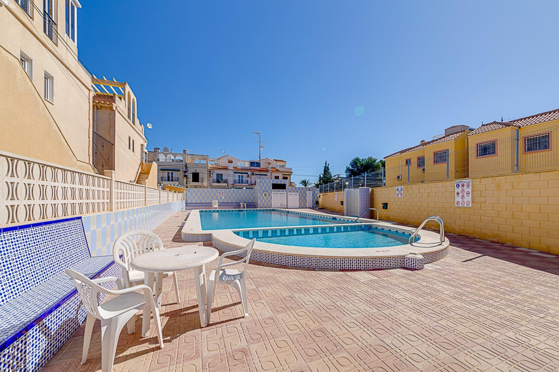 Resale - Bungalow -
Torrevieja - La Siesta - El Salado - Torreta