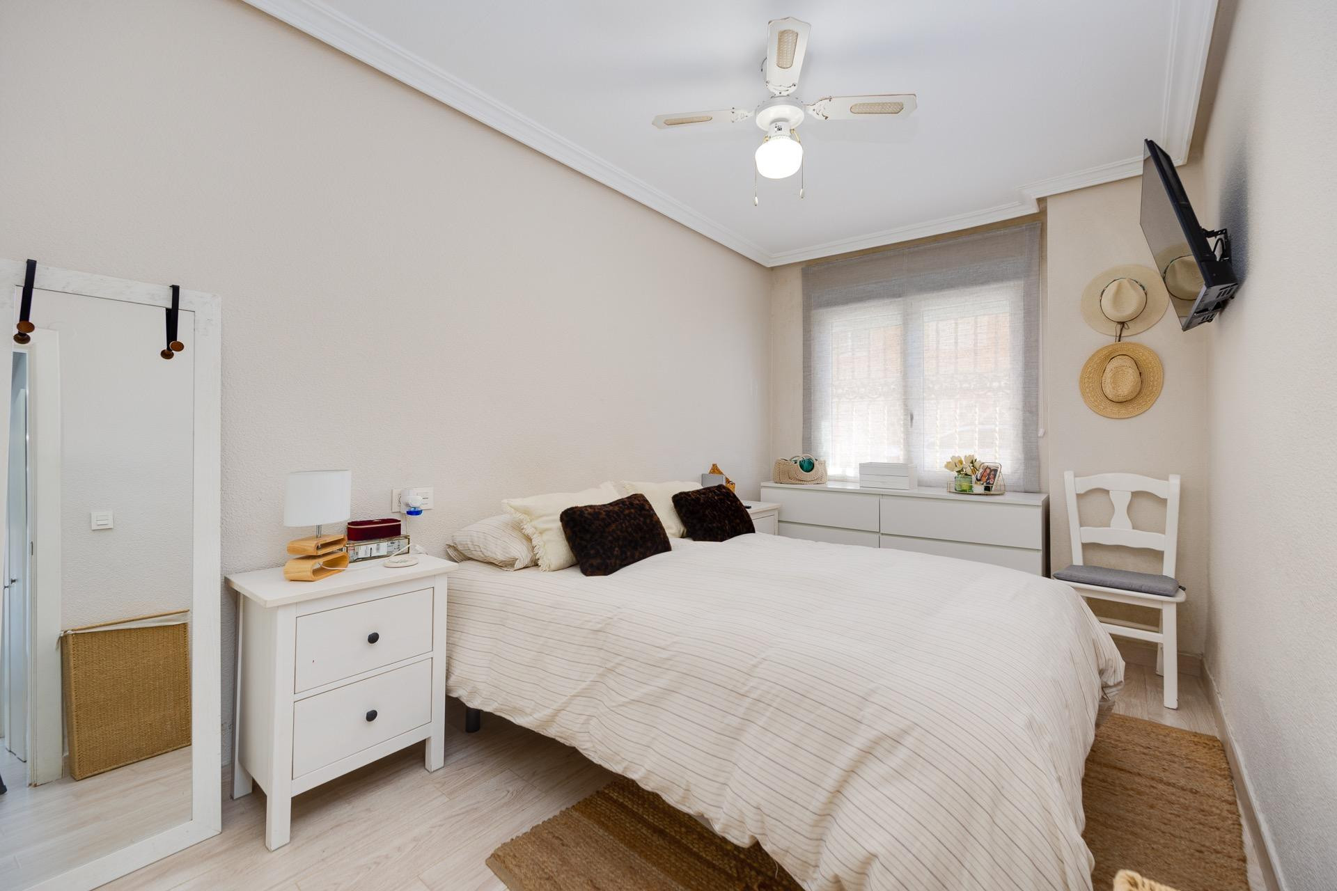 Resale - Bungalow -
Torrevieja - Playa de los Naufragos