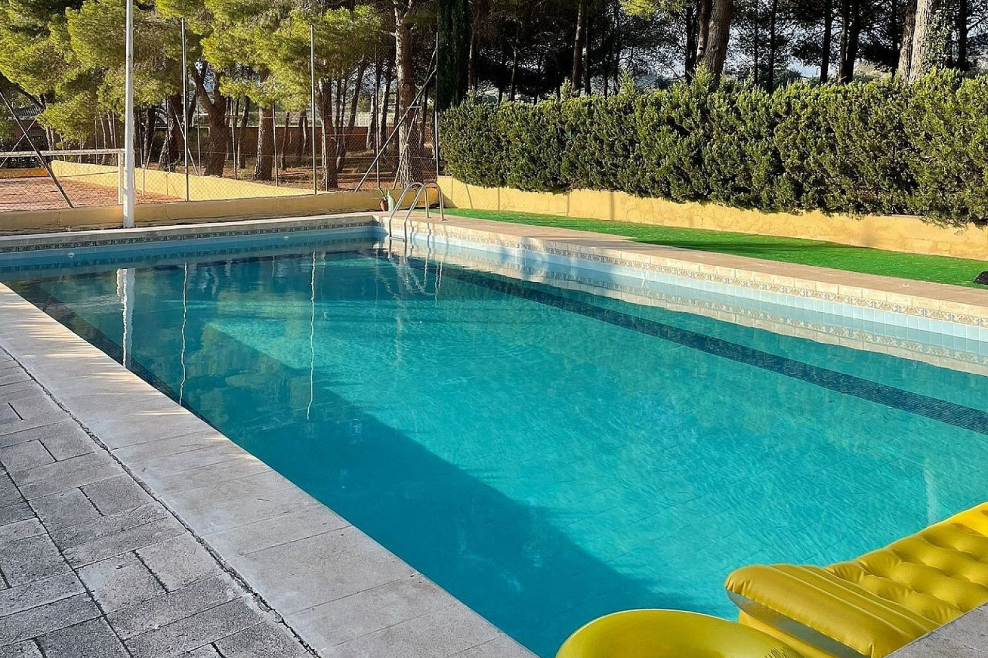 Resale - Detached Villa -
Sax