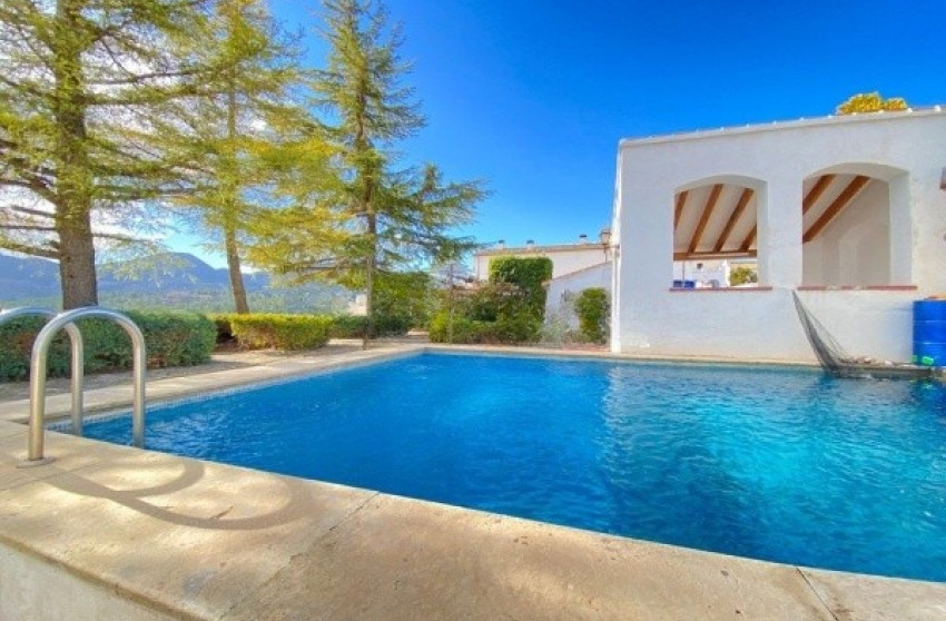 Resale - Equestrian property -
Penàguila - Alicante