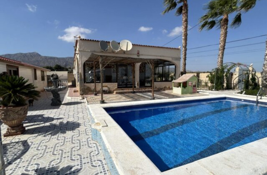 Resale - Finca / Country Property -
Albatera