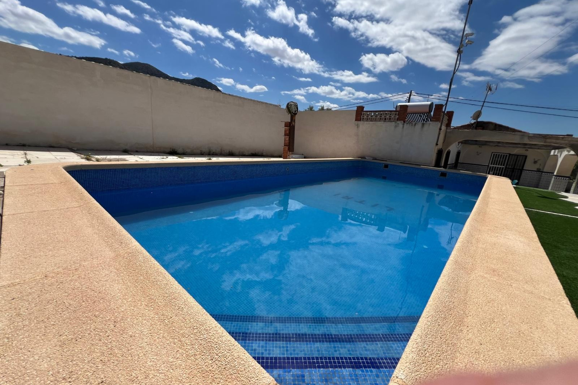 Resale - Finca - Country Property -
Algueña - Inland