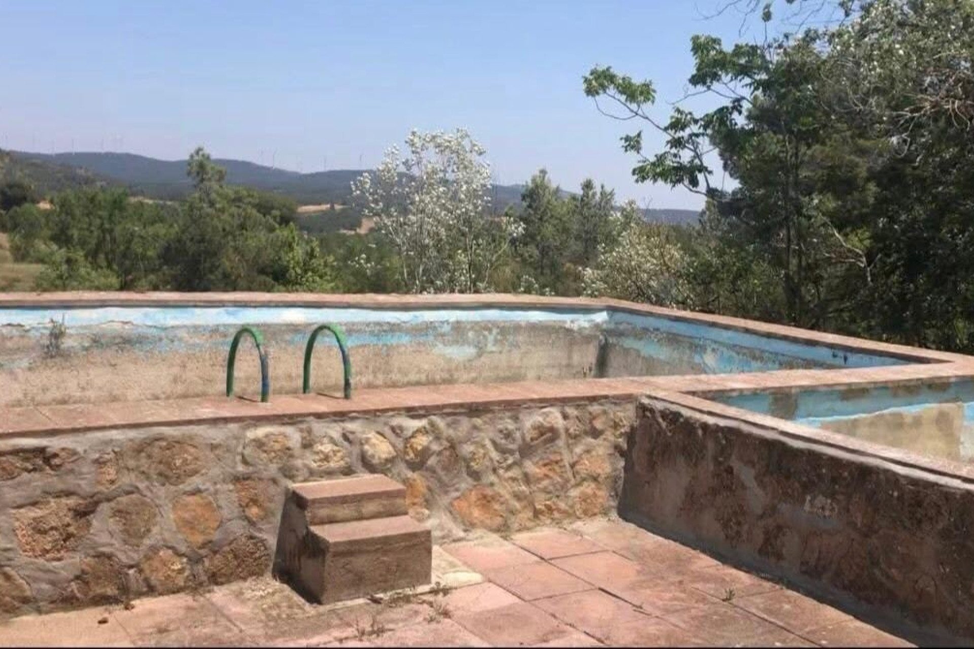 Resale - Finca / Country Property -
Almansa