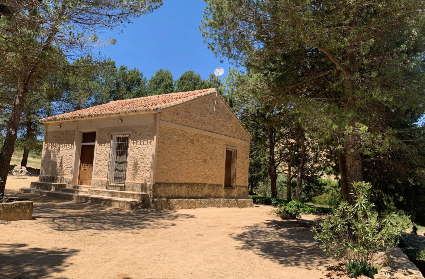 Resale - Finca / Country Property -
Almansa