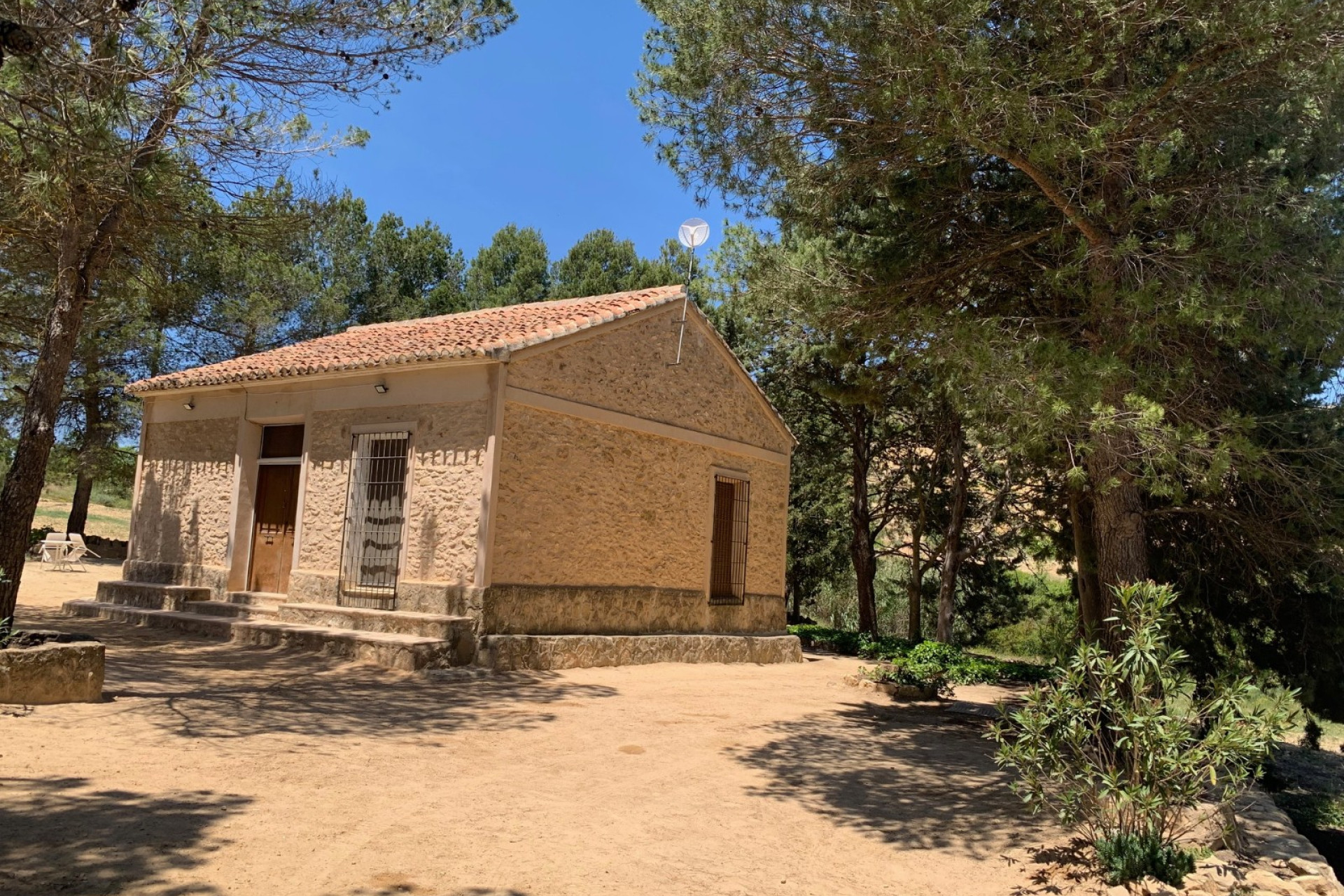 Resale - Finca / Country Property -
Almansa