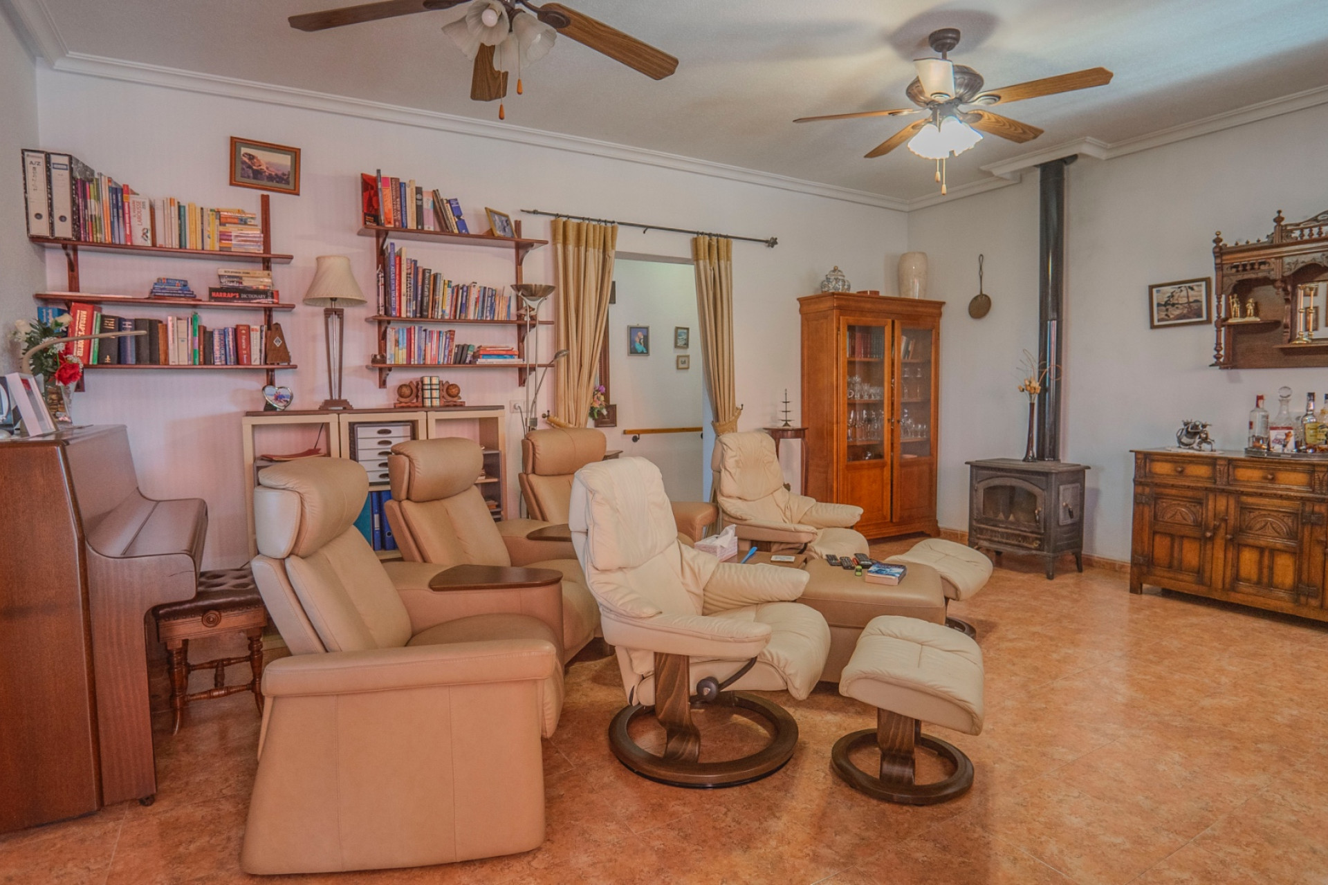 Resale - Finca / Country Property -
Orihuela