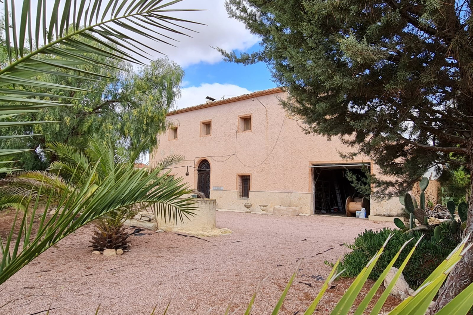 Resale - Finca / Country Property -
Pinoso - PINOSO