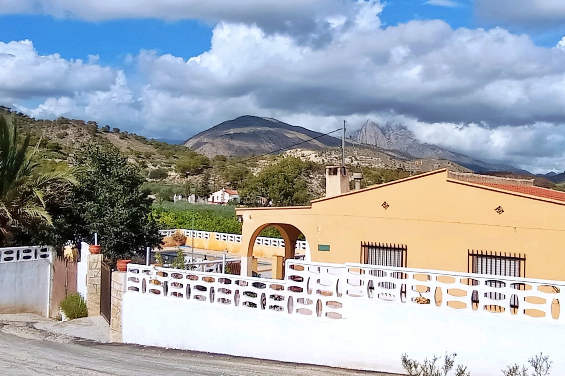 Resale - Finca / Country Property -
Villajoyosa