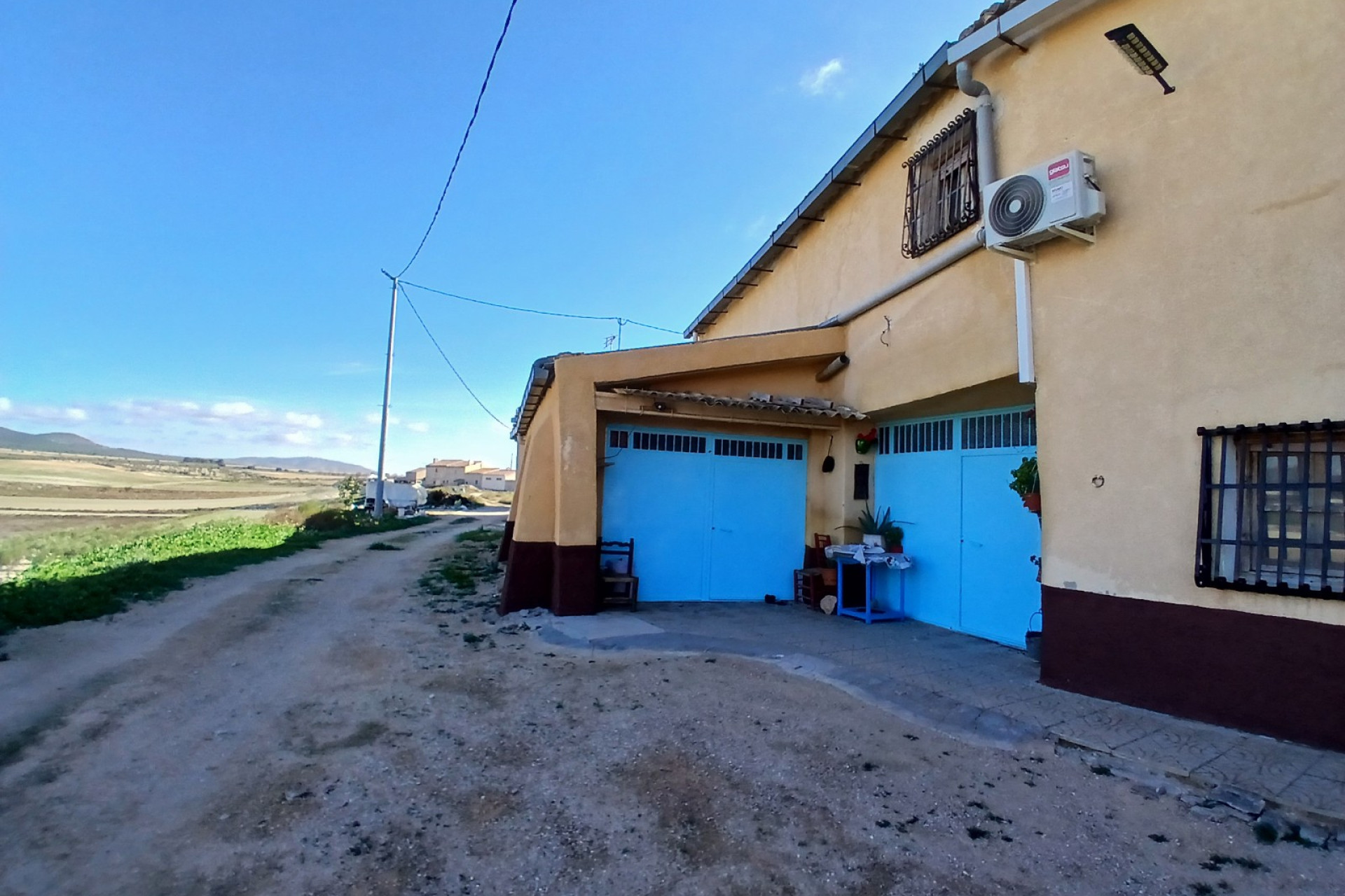 Resale - Finca / Country Property -
Yecla