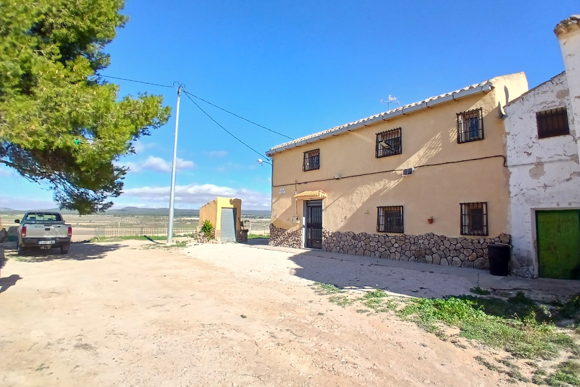 Resale - Finca / Country Property -
Yecla