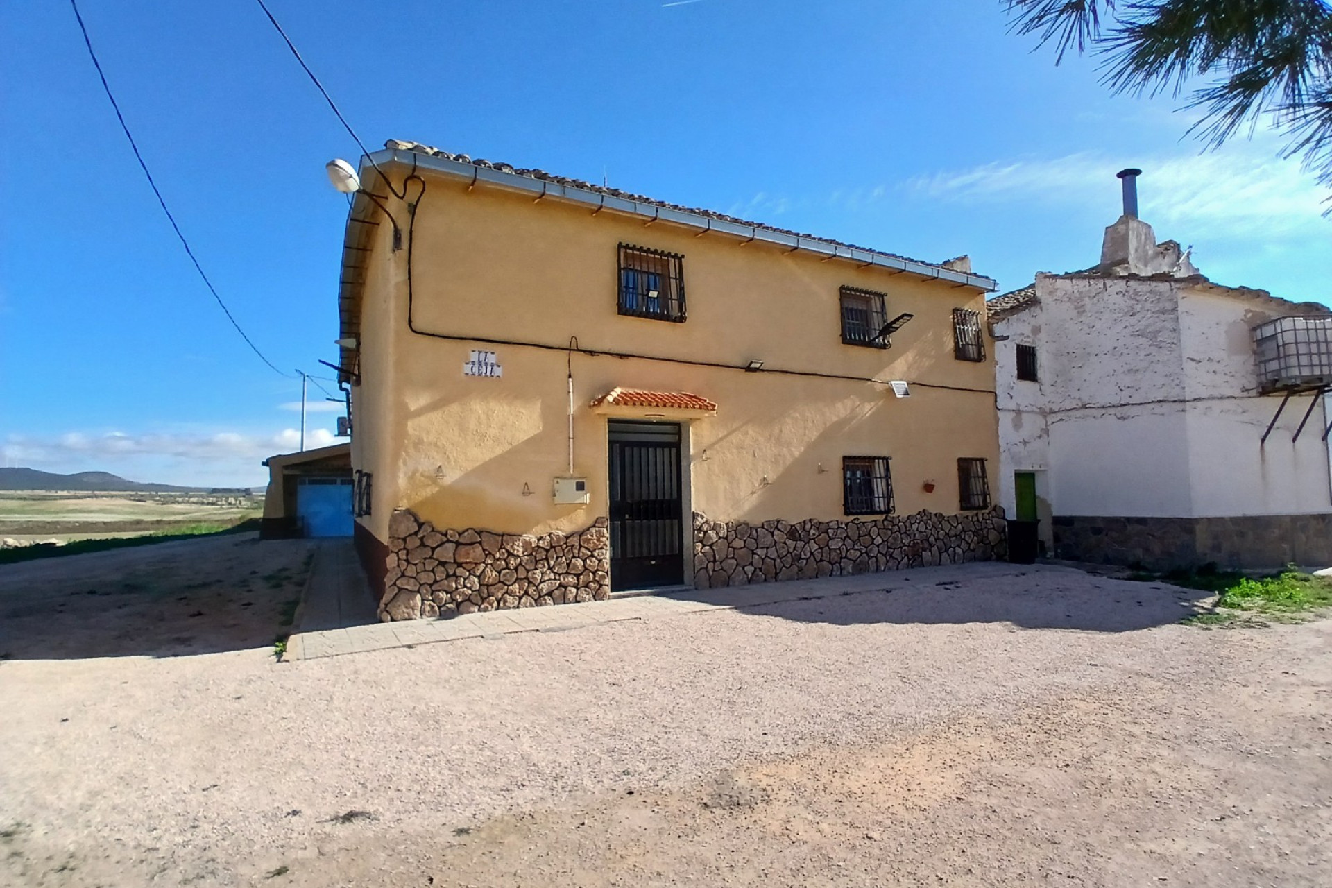 Resale - Finca / Country Property -
Yecla