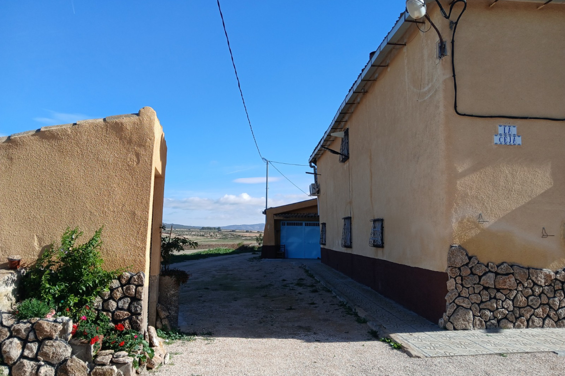 Resale - Finca / Country Property -
Yecla