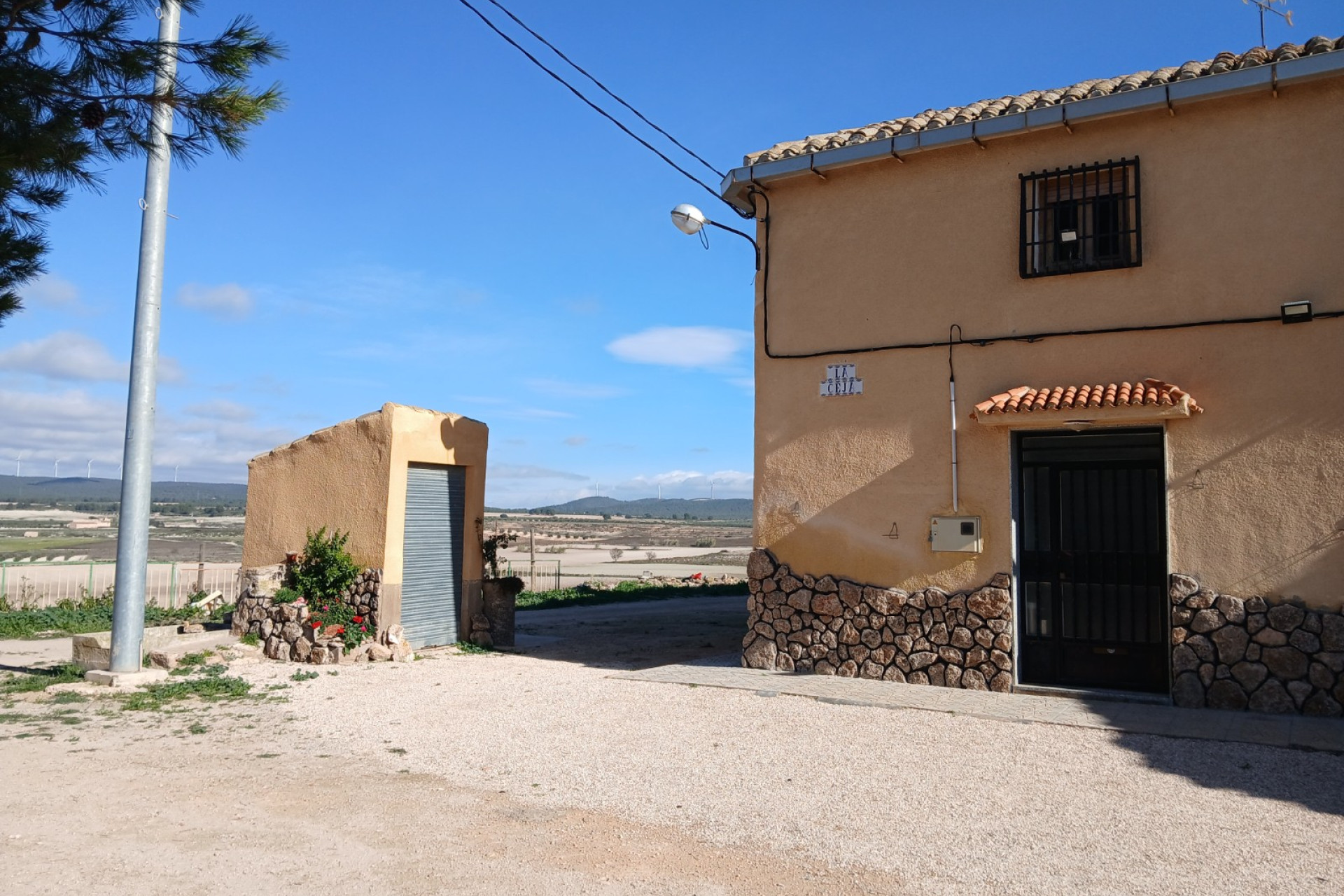 Resale - Finca / Country Property -
Yecla