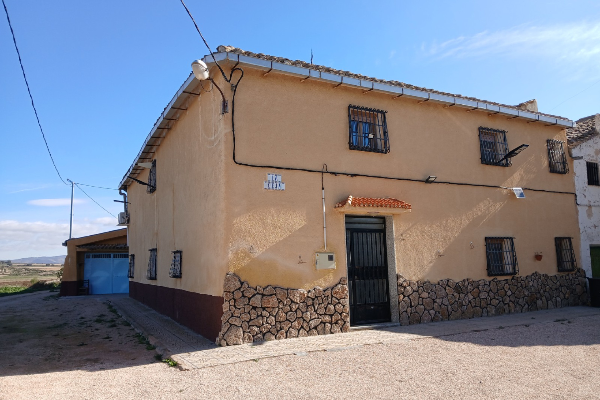 Resale - Finca / Country Property -
Yecla