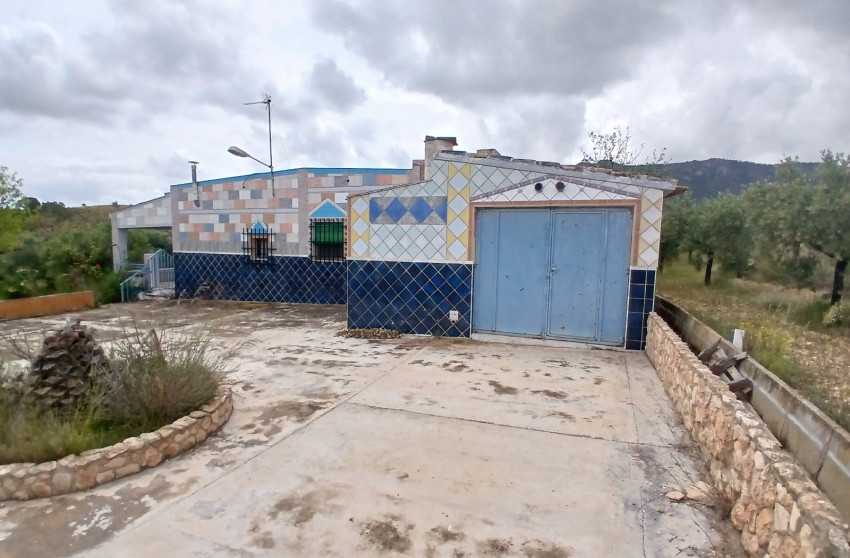 Resale - Finca / Country Property -
Yecla