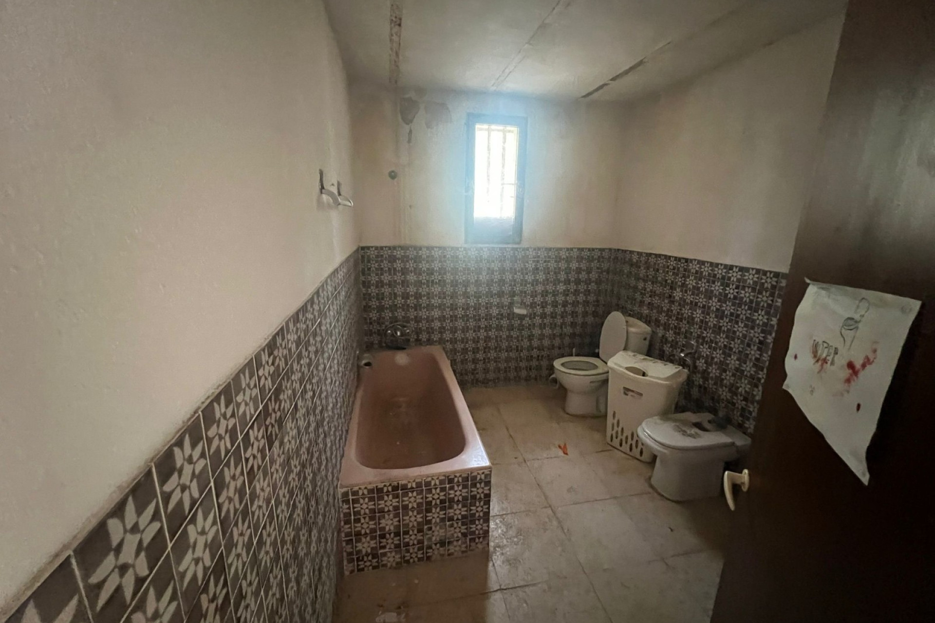 Resale - Finca / Country Property -
Yecla