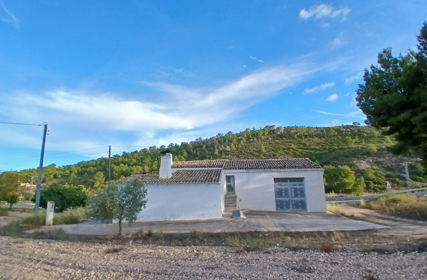 Resale - Finca / Country Property -
Yecla