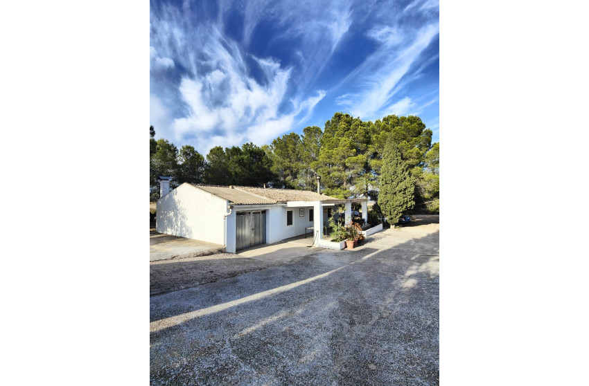 Resale - Finca / Country Property -
Yecla