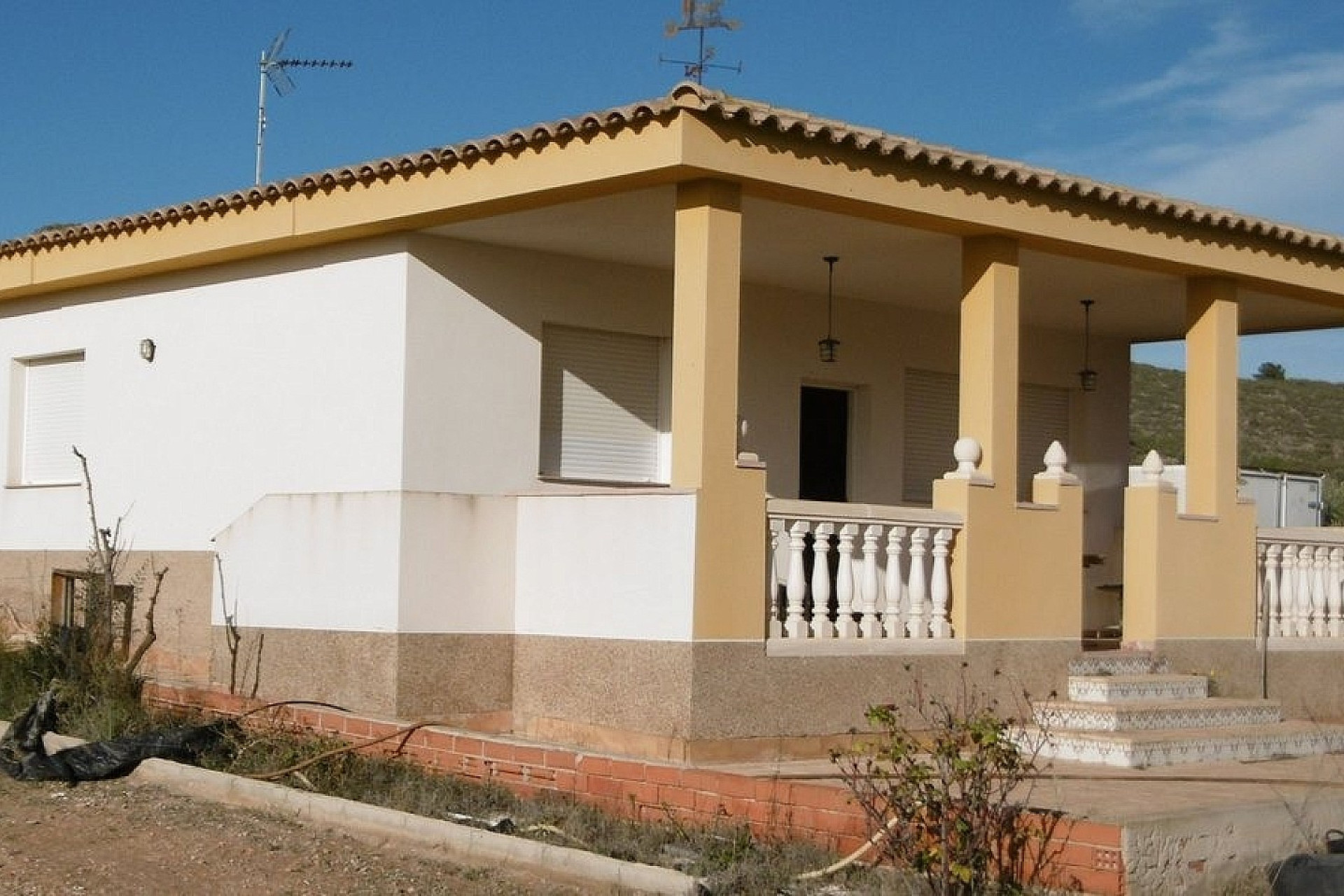 Resale - Finca / Country Property -
Yecla