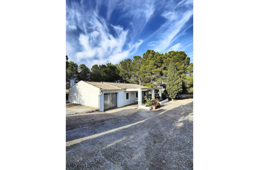 Resale - Finca / Country Property -
Yecla