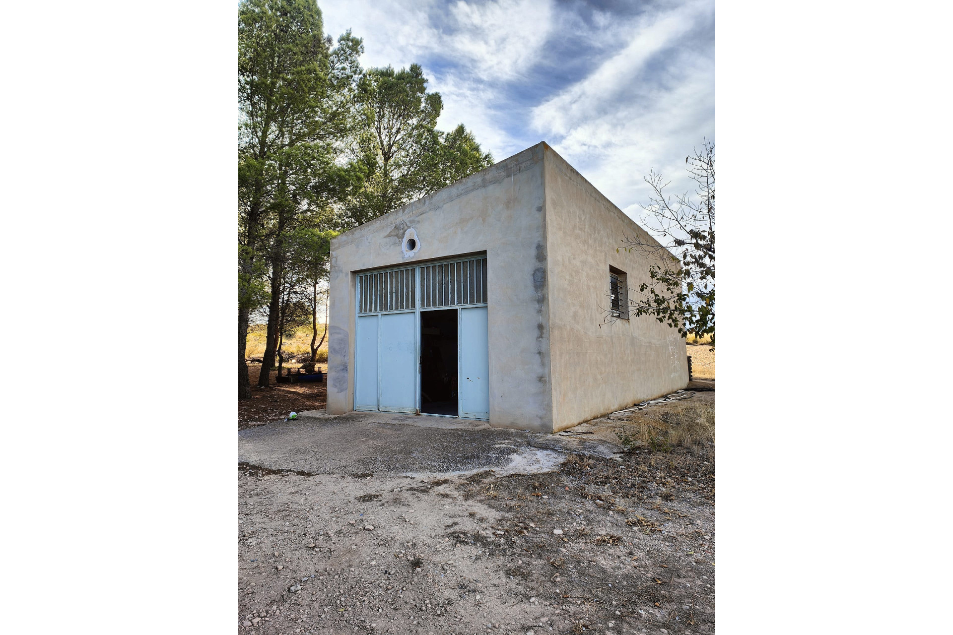 Resale - Finca / Country Property -
Yecla