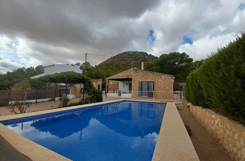 Resale - Finca / Country Property -
Yecla